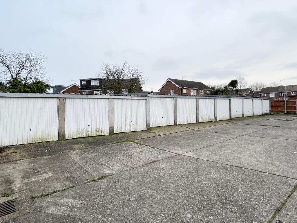 Lot: 85 - NINETEEN GARAGES IN RESIDENTIAL AREA - Eleven of nineteen lock up garages